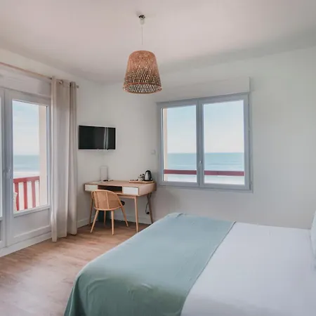 Hotel De La 3*
